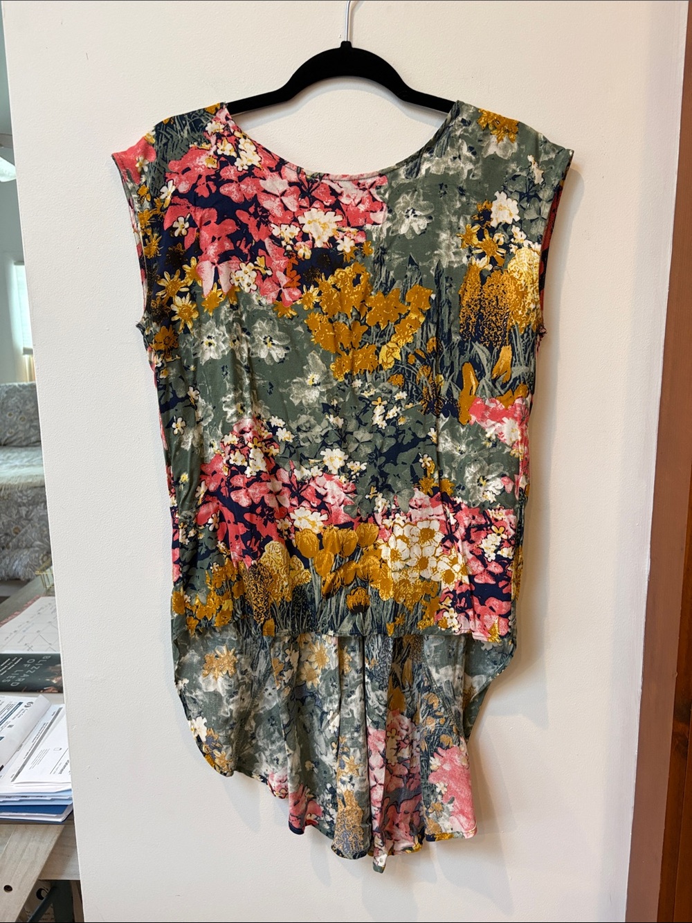 Thyme And Honey Floral High-Low Sleeveless Top,Size Medium